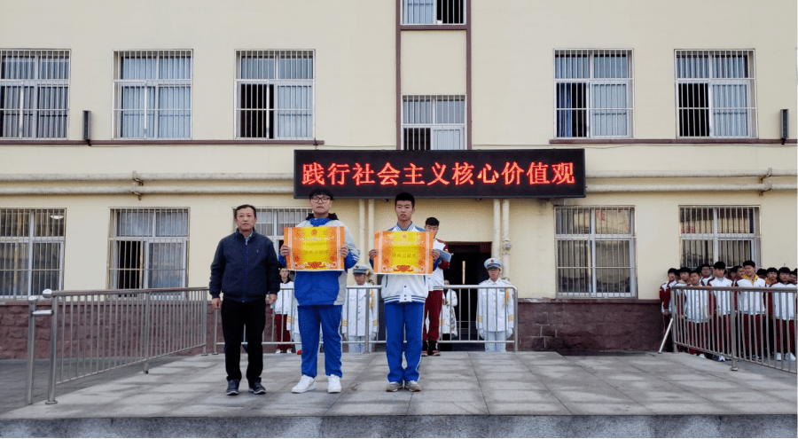 
践行焦点价值观 交通行动在路上——青岛交通职业学校“社会主义焦点价值观”主题教育升旗仪式【beat365在线官网登录】(图13)